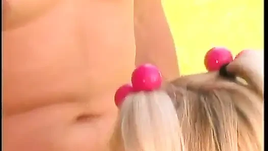 Junge blondine in einem kurzen rock wird im freien gefickt