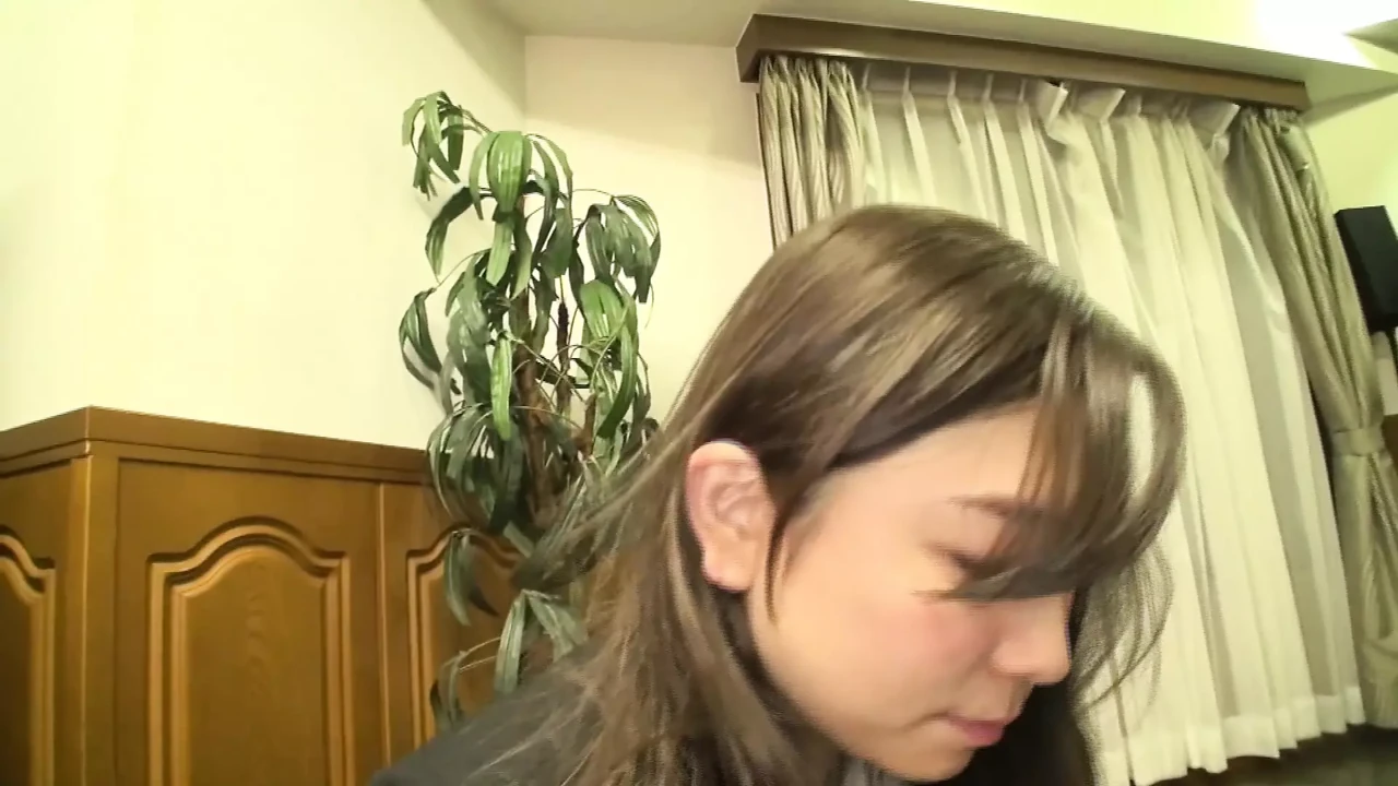 一个女人裸体跪下。起初她不想这样做，但当我坚持抱怨时