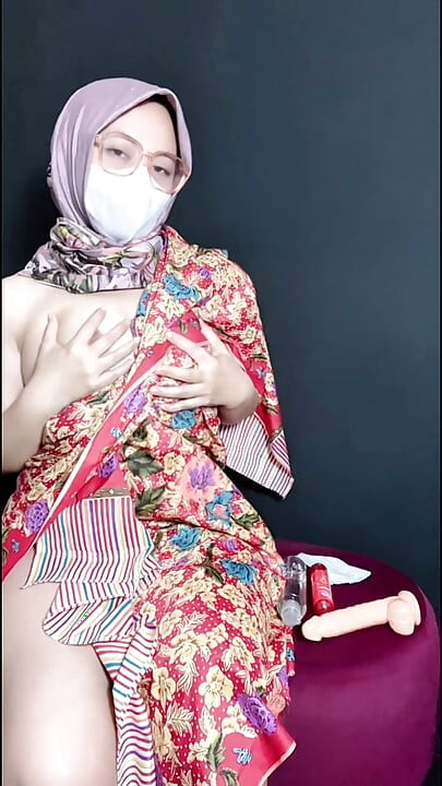 Showing off the smooth armpits of the tobrut girl ends with squirt masturbation