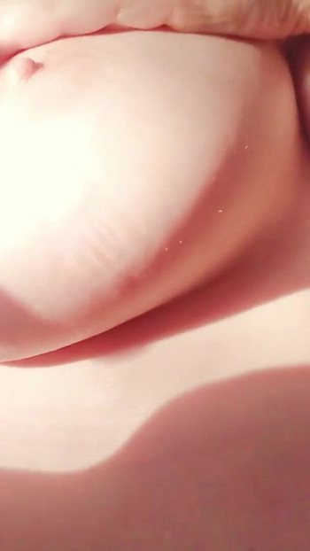 Un momento potente da "Tette alla vaniglia stuzzica nuda e sexy milf Arya Grander"