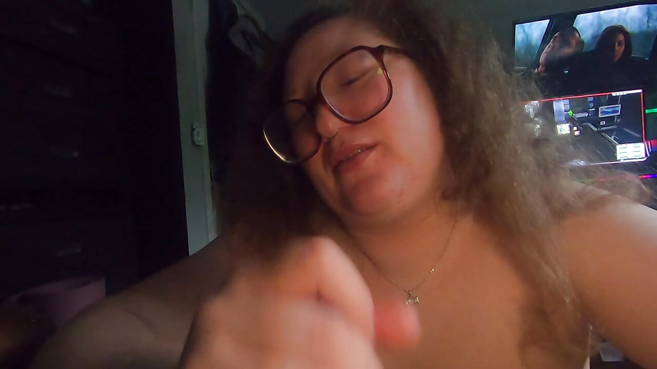 Niewinna nerdy pulchna dziewczyna w okularach błaga go, aby spust w ustach i dalej ssał
