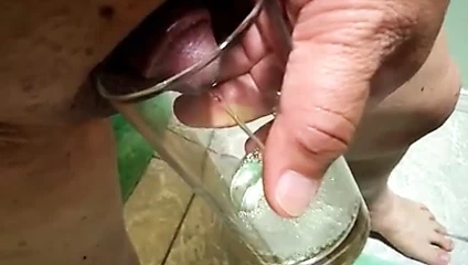 küçük Asya dick pees içine cam