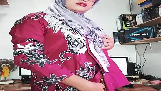 Sexy Hijab Shemale Mitha Zhe Masturbates Cock