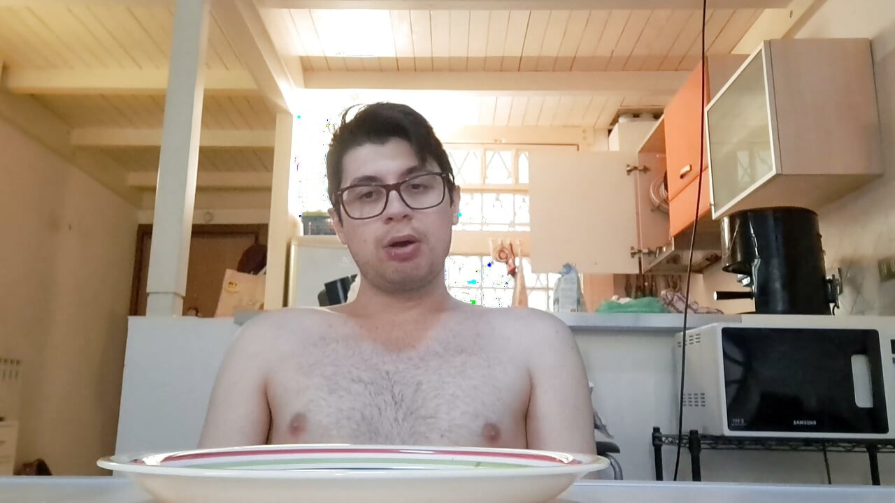 돼지 남자가 거대한 자지를 자위하면서 샌드위치를 먹는다