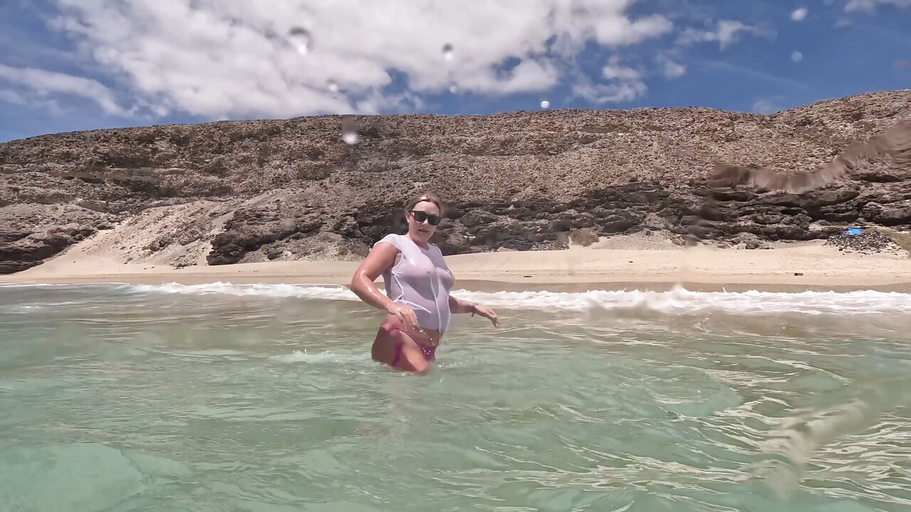 Ragazza Che Bagna I Jeans Nell'oceano E Nuota Con Una Maglietta Bianca Bagnata