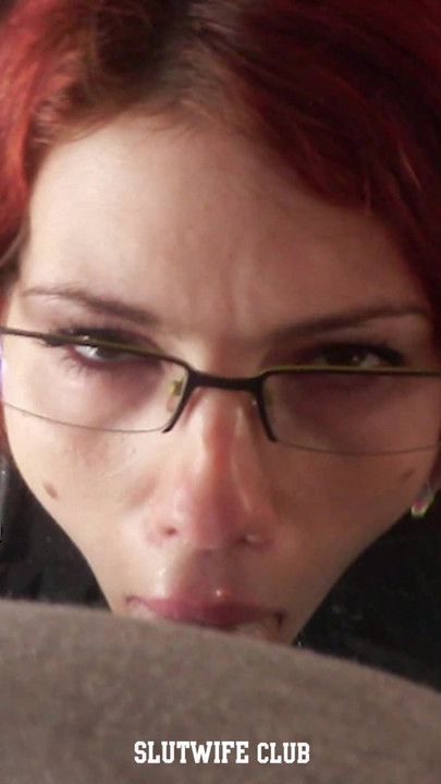 POV zadirkivanje: Karla Rose s naočalama na koljenima, intenzivan kontakt očima dok srče moj kurac prekriven kondomom.