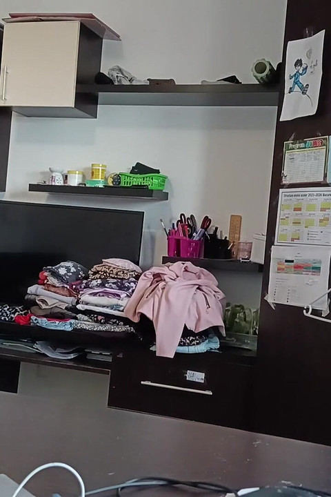 Amatör Evli Kadın Kıyafetlerini Denerken Ve Keserken Eğleniyor.