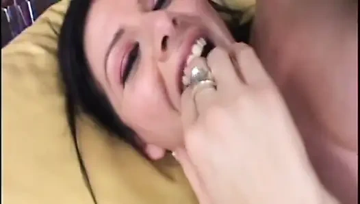 Он облизывает её анус, пока он не станет чистым