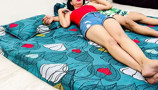 Muhtemelen hakkında konuşmamamız gereken çılgın bir gecede küçük üvey kız kardeşle yatağı paylaşıyor