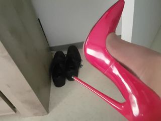 Karım yeni kırmızı topuklu ayakkabılarla