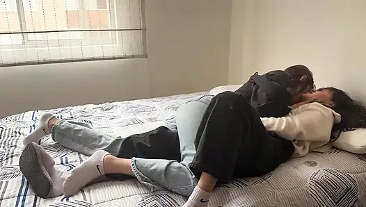 Kami bergesekan di atas satu sama lain