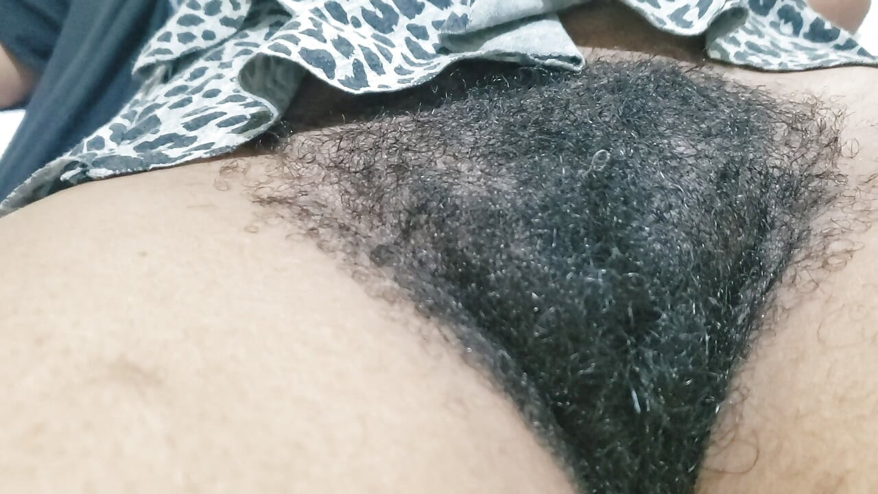 Hermosa mujer madura con coño peludo y confianza sexy