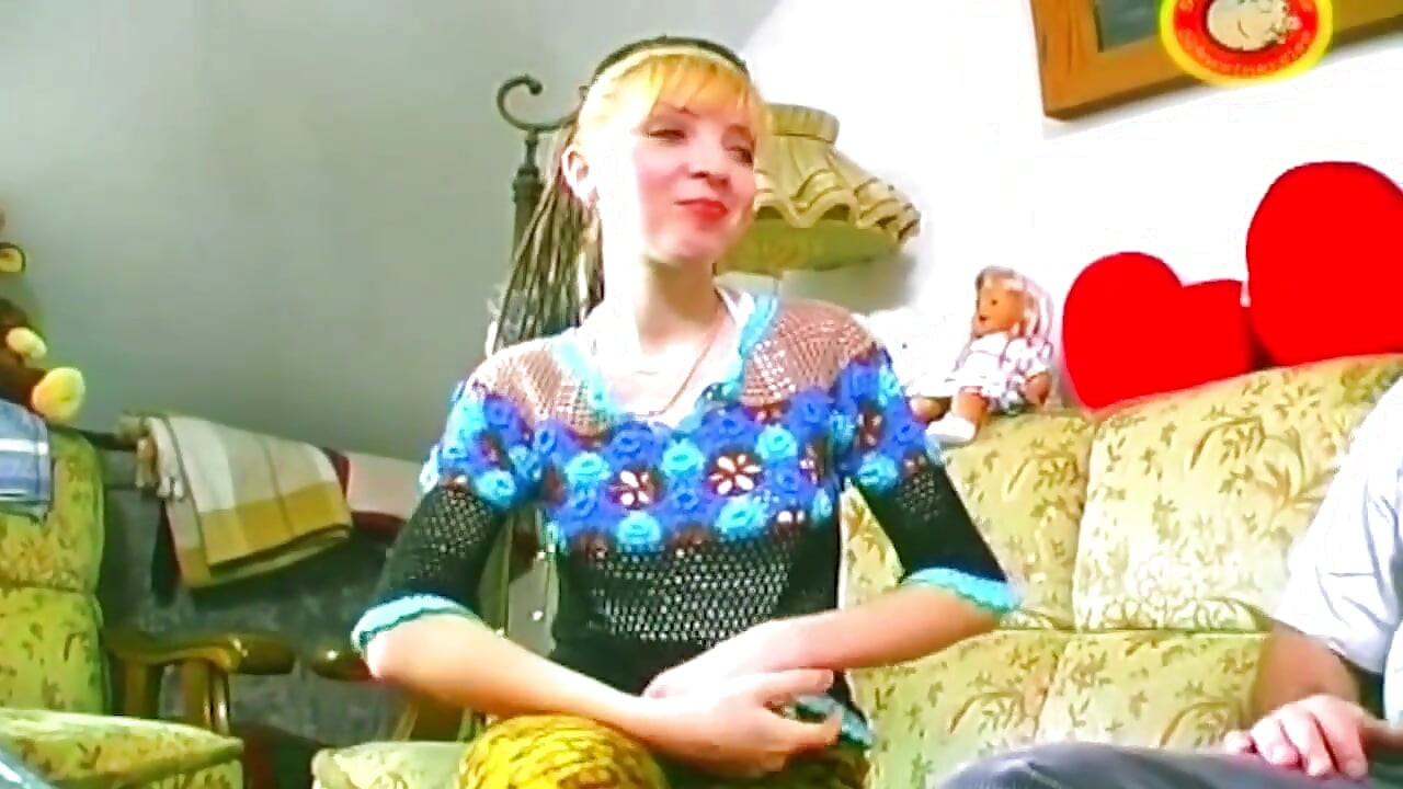 A szőke amatőrt keményen megbasszák a kanapén és a zuhany alatt