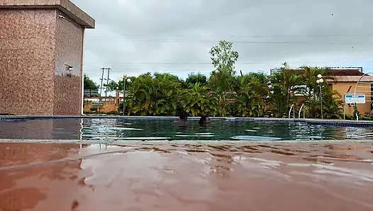 Sperma schwimmen im pool, harter sex im wasser, doppelter orgasmus
