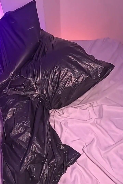 숨을 참을 수 있는 쓰레기 봉투를 입은 소녀