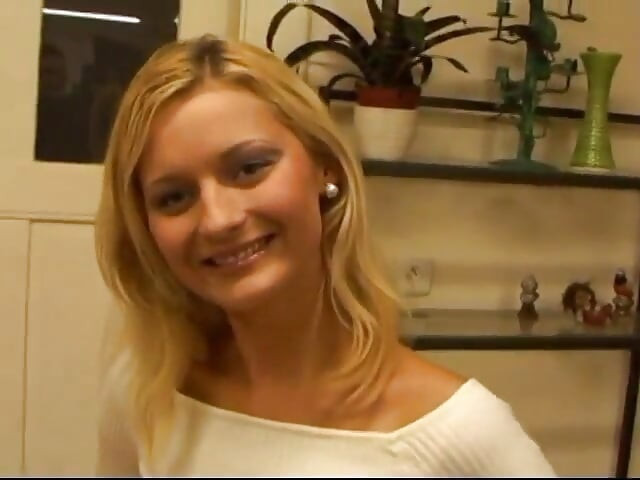 Oogverblindende blonde hoer met perfecte tieten en kont geeft cameraman een pijpbeurt