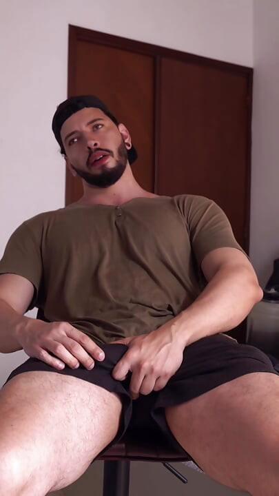 bigger  taller guy  very hot 1.92 mts