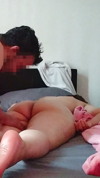 Learning to give massages with a woman who has a perfect body.