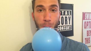 Fetiche de globos - Adam Rainman soplando globos video 2
