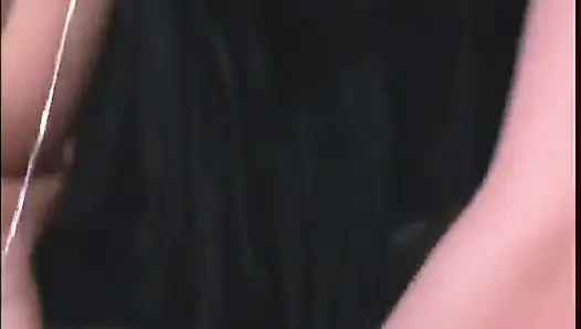 Cewek-cewek bahenol ini saling fingering dan muasin memek satu sama lain pakai mainan seks di pantai malam-malam