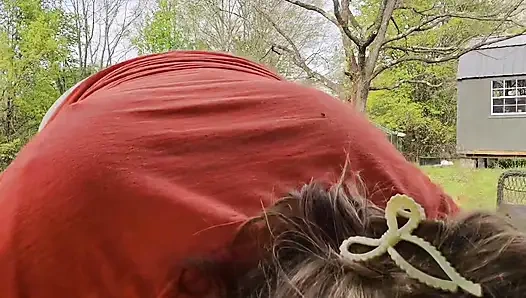 Ein bisschen spaß im freien nach der gartenarbeit. Irgendein schwanz verehrt und reverse-cowgirlreiten in unserer schaukel im freien.