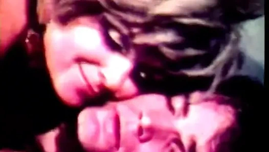 Винтажная зрелая блондинка с большими сиськами трахается со своим любовником