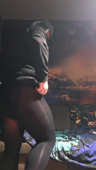 “观看这个微胖的娘娘腔摇晃那多汁的屁股”的惊心动魄时刻！