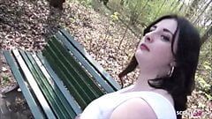 Немецкая юная студентка Elisa соблазняется потрахаться в парке в Берлине