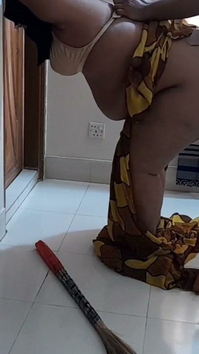 Gujarati sexy peituda rabuda de 45 anos vizinha quente bhabhi é fodida por estranho enquanto ela varre casa | Clipe 1