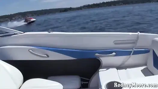 2000-х волосатая девушка занимается сексом на улице с большими натуральными формами!