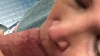 Une femme infidèle suce la bite d'un inconnu dans les toilettes publiques