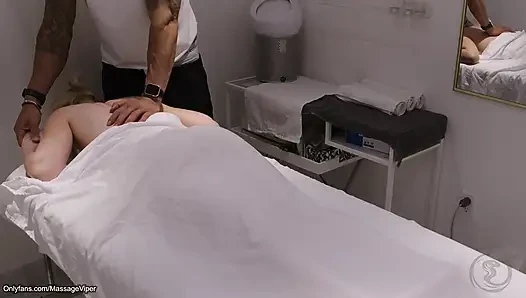 Klient wechselt die rollen und wird zur masseuse!