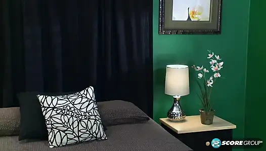 Nikki pertama kali dientot sama besar pria kulit hitam