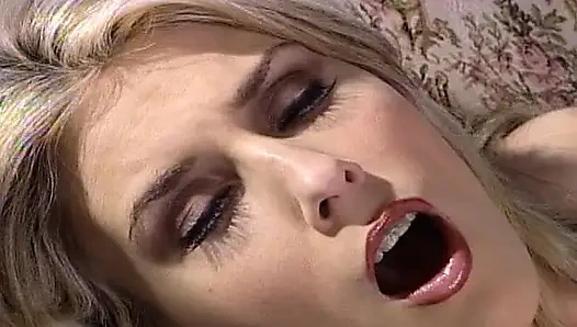 Блондинка с большими сиськами любит скакать в анал на члене ее любовника