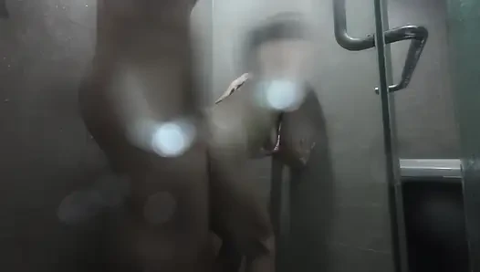 Onu ıslak ve çıplak gördüğümde onu sikmek için direnemiyorum