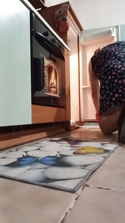 Transvestite cleans the fridge and eats his cum