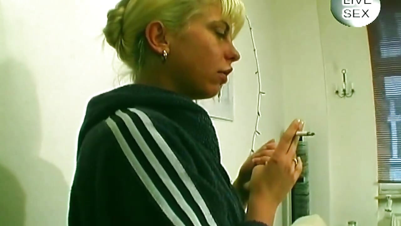 Loira chupa pau e recebe dedos profundos