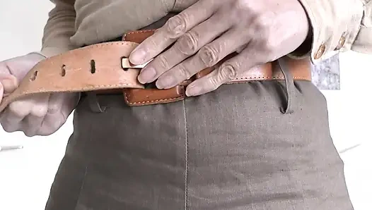 Cewek seksi dengan rok mini ini lagi asik dicoba pakai kostum linen, bagian 3, lady victoria valente