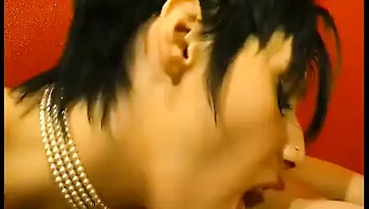 İki güzel esmer sikişmek için kulüpte buluşuyor