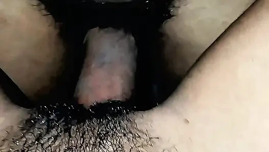 Pasangan nyata berbagi momen malam pribadi dengan chemistry murni dan romansa alami. Video ini