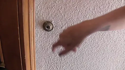 Cewek sange ini lagi asik fingering memeknya di sofa
