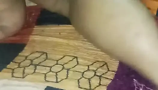 Tamil kadın kocasının önünde kıyafetlerini çıkarıyormuş gibi yapıyor