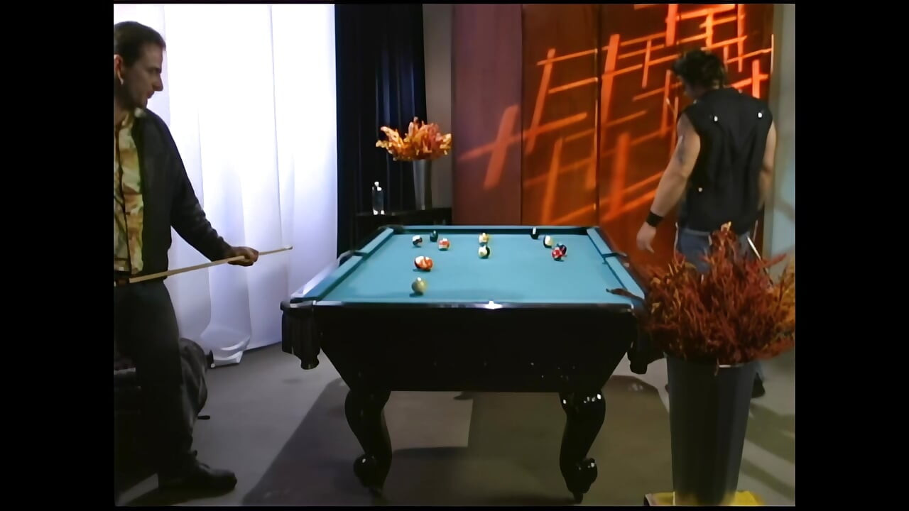 완벽한 가슴을 가진 젊은 창녀가 당구대에서 잘 박혔습니다.