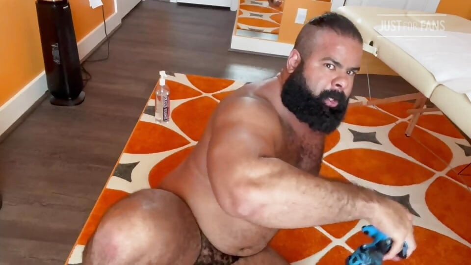 Beer masturbeert met buttplug