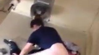 Chica universitaria se la follan en el piso del baño