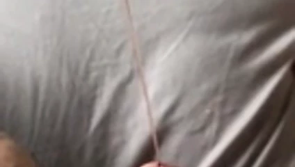 Üretramda eski bir antenle oynuyorum.