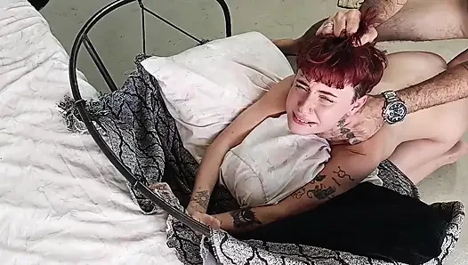 Non-binary kadın büyük bir penis tarafından aşırı derecede sikişiyor