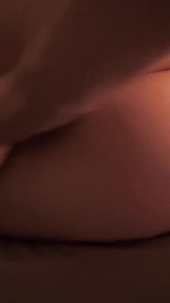 Moment émotif de "J’ai baisé la femme salope de quelqu’un d’autre dans une chambre d’hôtel. Filmage amateur sur un téléphone."