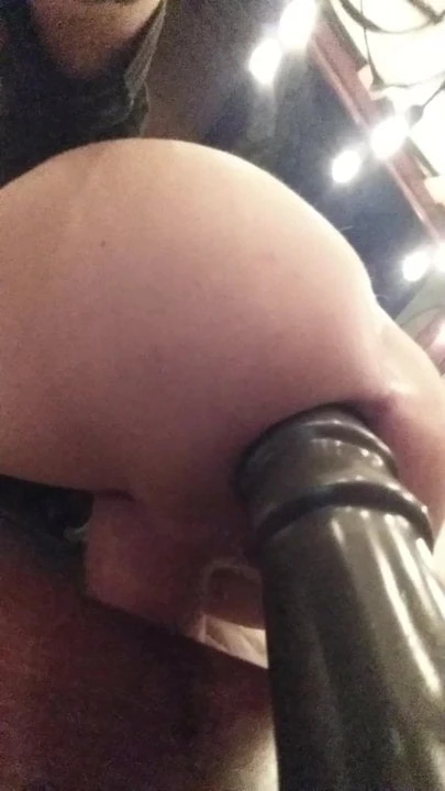 Ogroman trostruki analni dildo. yashua north