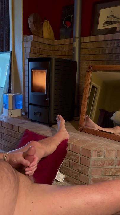 Papai acaricia seu pau, Bonemaiden tira roupa e chupa